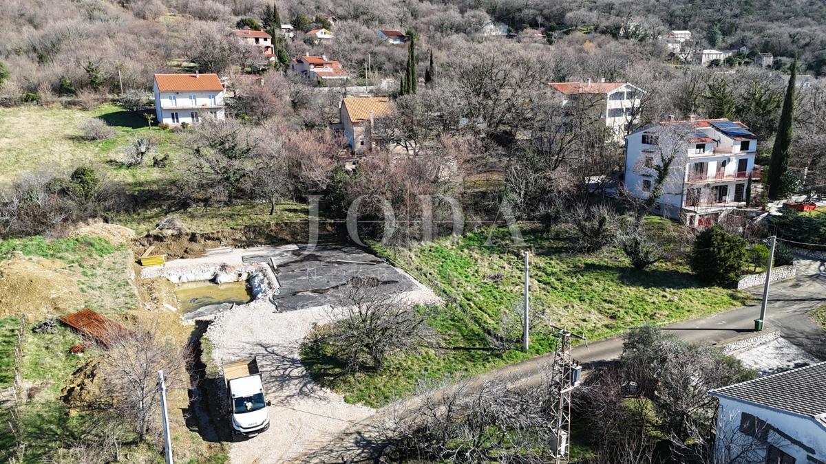Terreno edificabile 1.250 m² con permesso e fondamenta – Bribir, vista mare