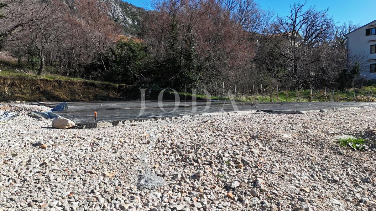 Terreno edificabile 1.250 m² con permesso e fondamenta – Bribir, vista mare