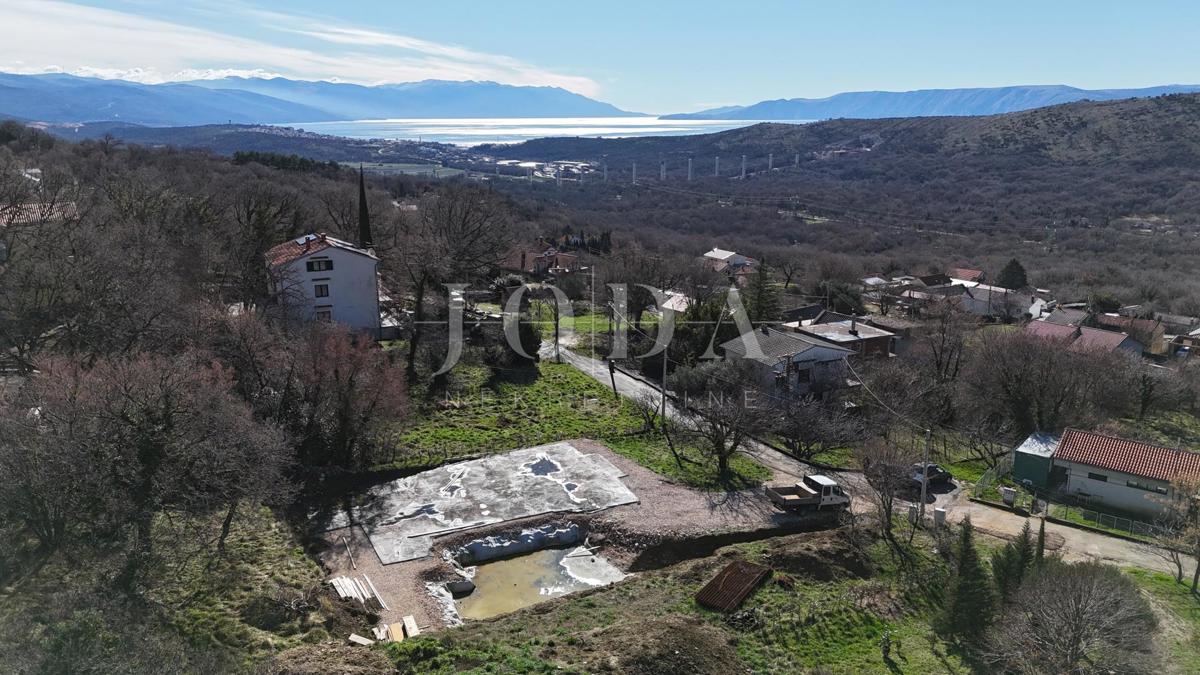 Terreno edificabile 1.250 m² con permesso e fondamenta – Bribir, vista mare