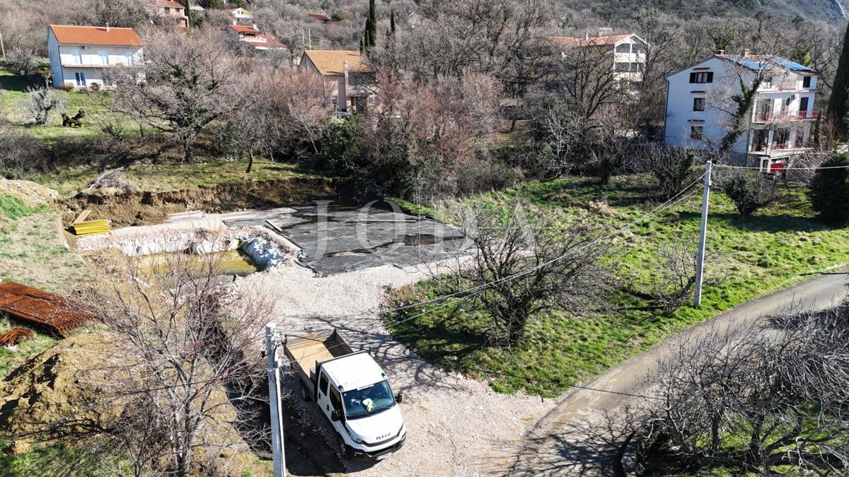 Terreno edificabile 1.250 m² con permesso e fondamenta – Bribir, vista mare