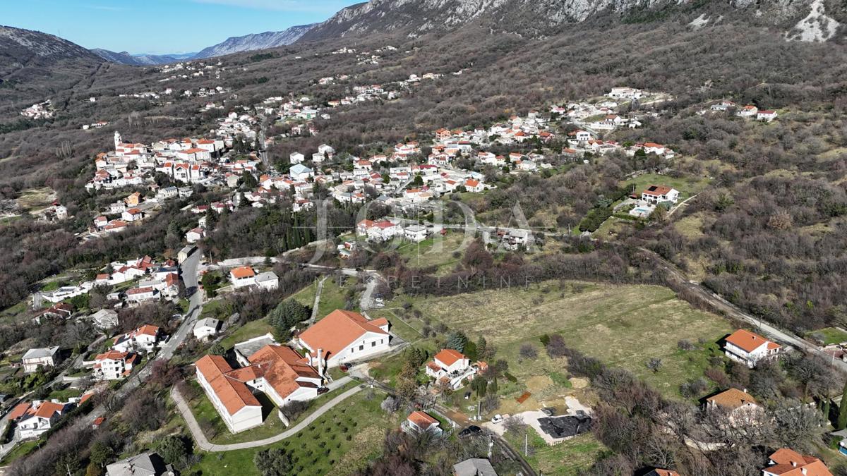 Terreno edificabile 1.250 m² con permesso e fondamenta – Bribir, vista mare