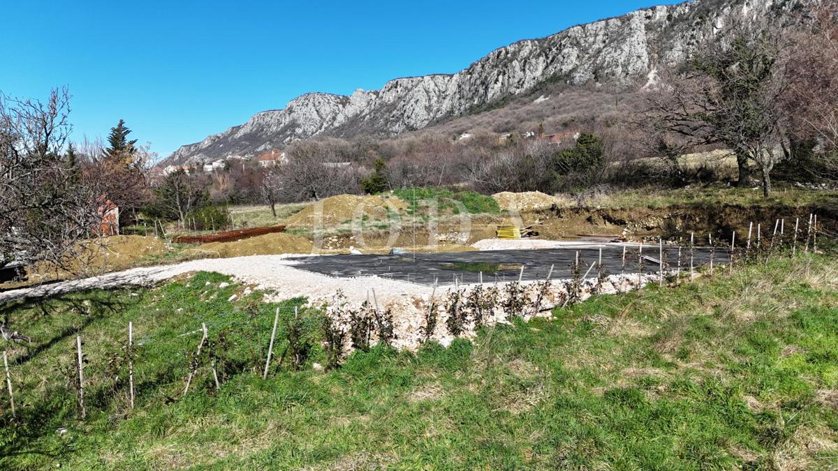 Terreno edificabile 1.250 m² con permesso e fondamenta – Bribir, vista mare