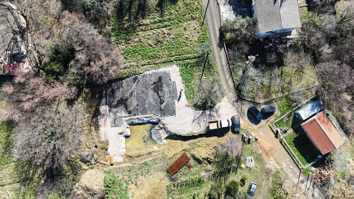 Terreno edificabile 1.250 m² con permesso e fondamenta – Bribir, vista mare