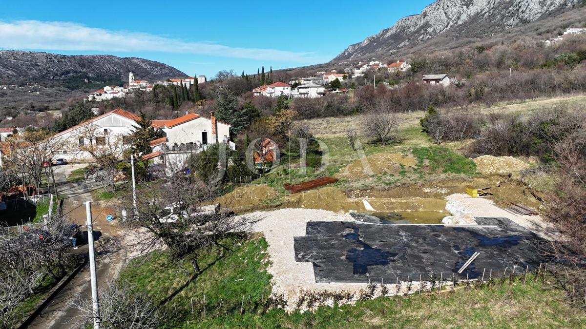 Terreno edificabile 1.250 m² con permesso e fondamenta – Bribir, vista mare