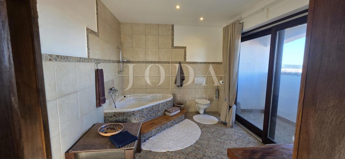 Casa esclusiva a Jadranovo con piscina, vista mare e ampio terreno