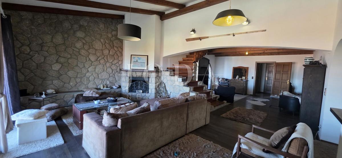 Casa esclusiva a Jadranovo con piscina, vista mare e ampio terreno