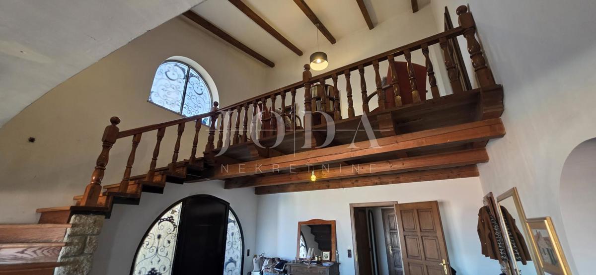 Casa esclusiva a Jadranovo con piscina, vista mare e ampio terreno