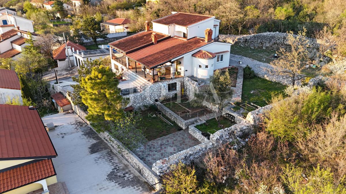Casa esclusiva a Jadranovo con piscina, vista mare e ampio terreno