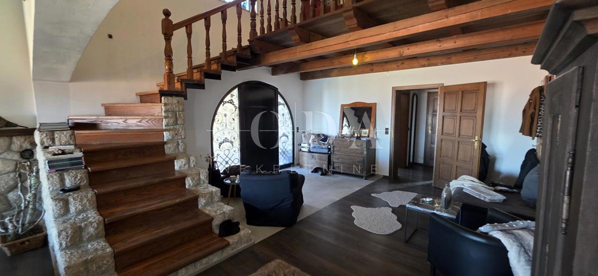 Casa esclusiva a Jadranovo con piscina, vista mare e ampio terreno