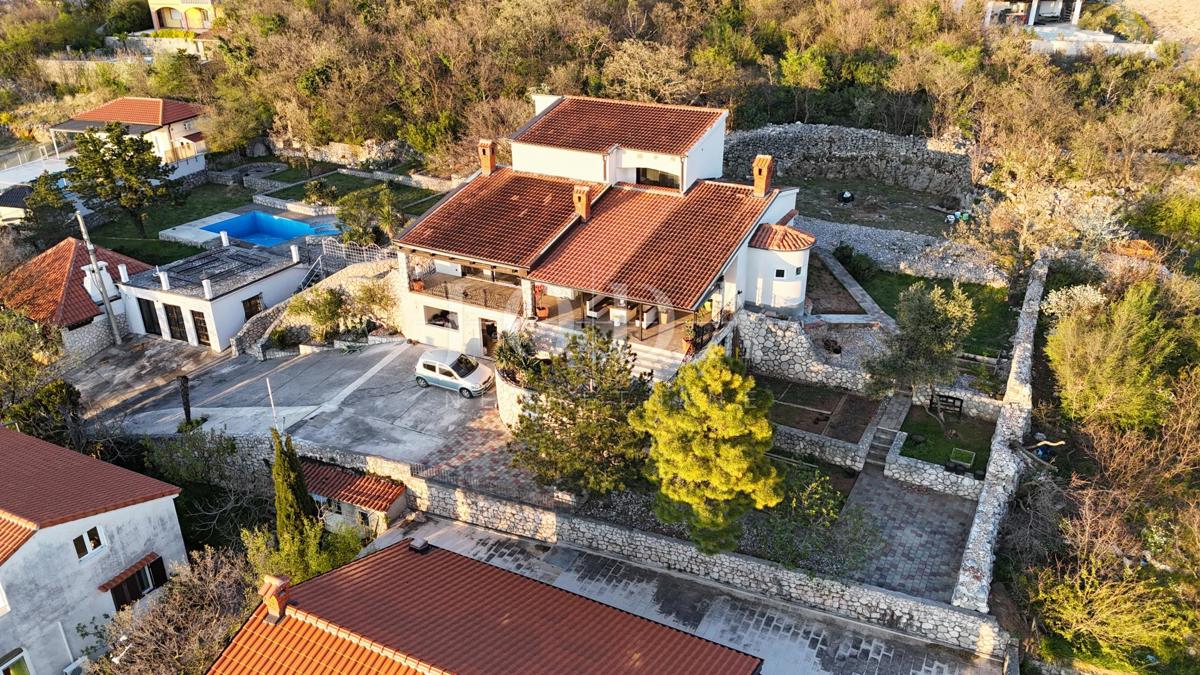 Casa esclusiva a Jadranovo con piscina, vista mare e ampio terreno
