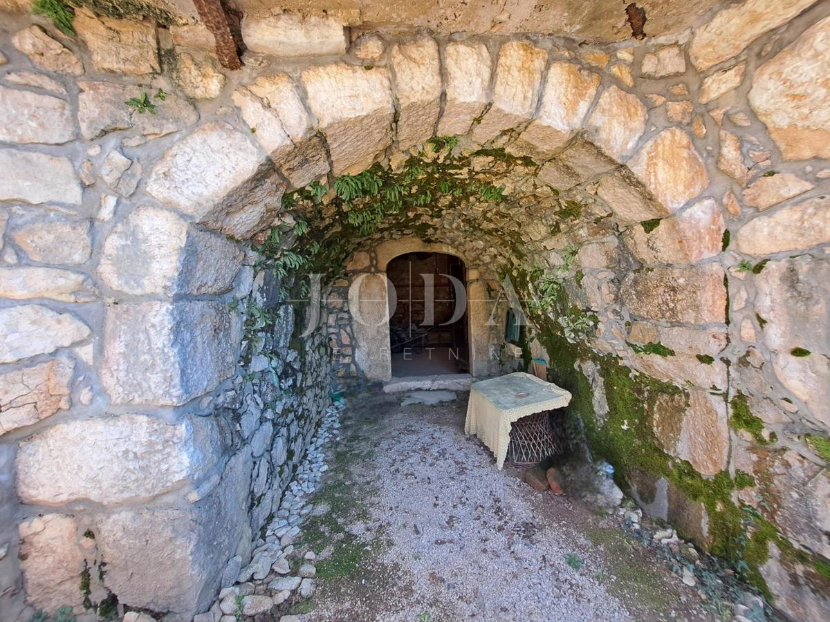 Isola di Krk – casa in pietra da ristrutturare