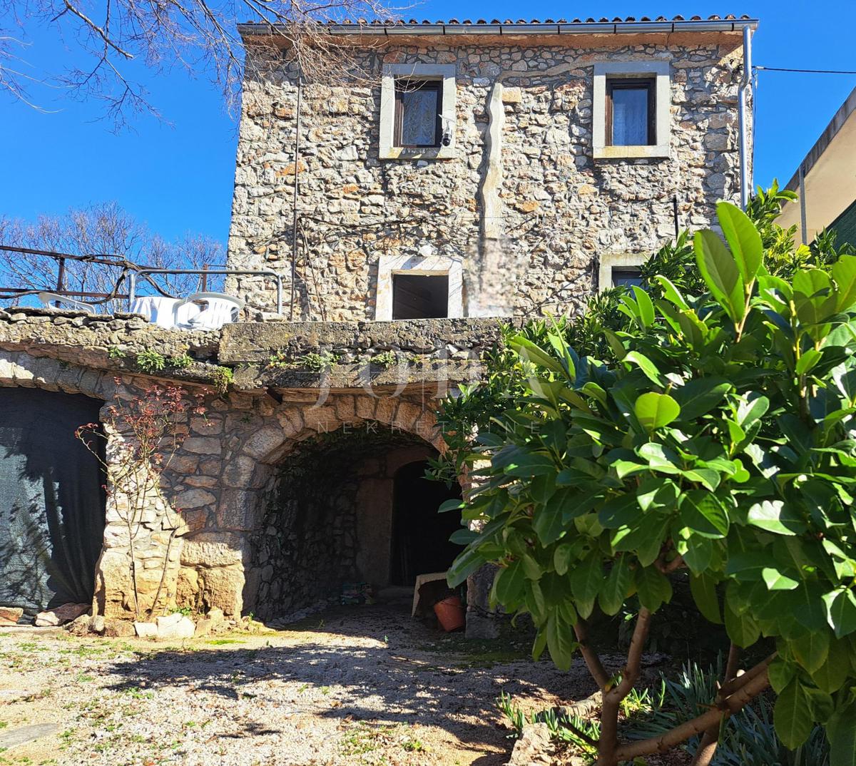 Isola di Krk – casa in pietra da ristrutturare