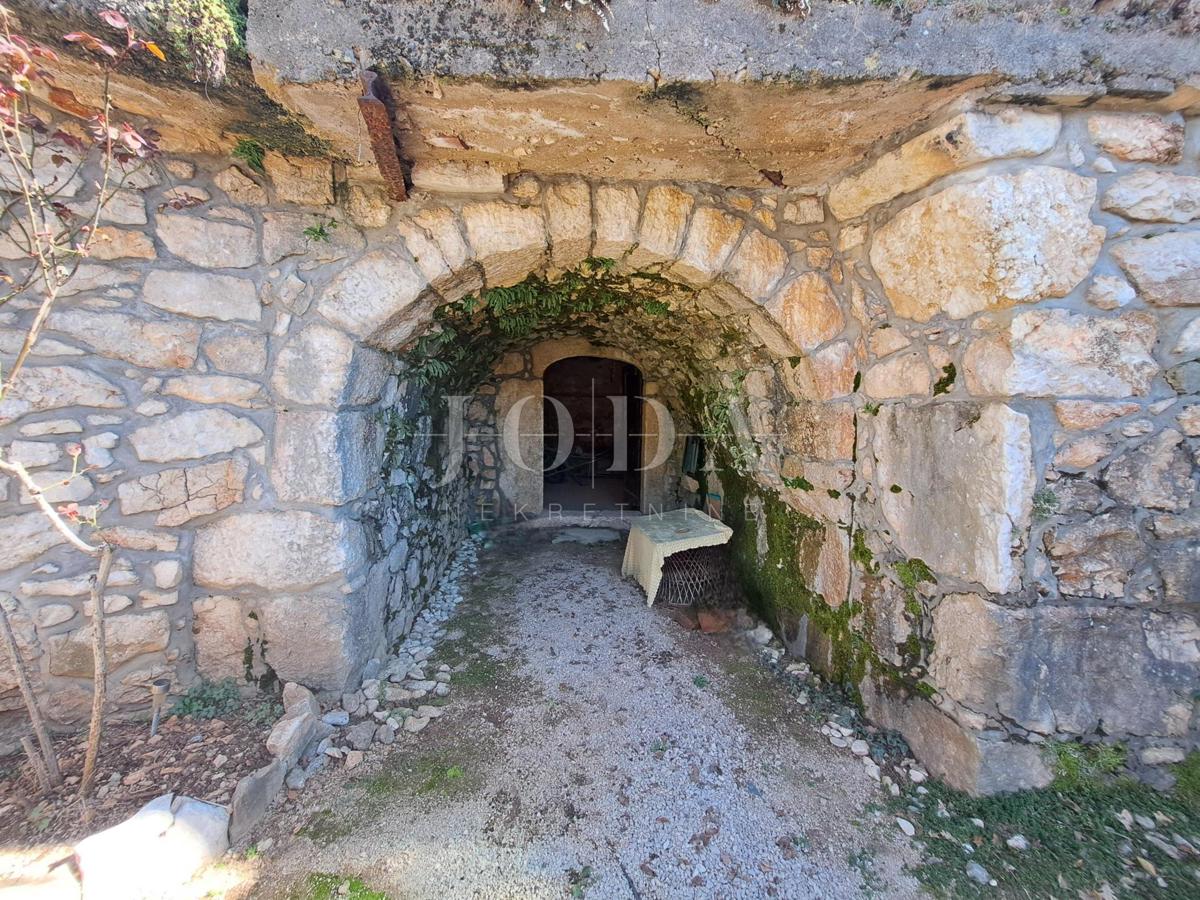 Isola di Krk – casa in pietra da ristrutturare