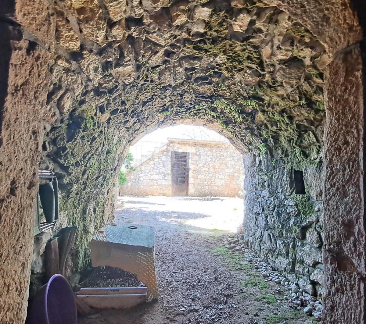 Isola di Krk – casa in pietra da ristrutturare