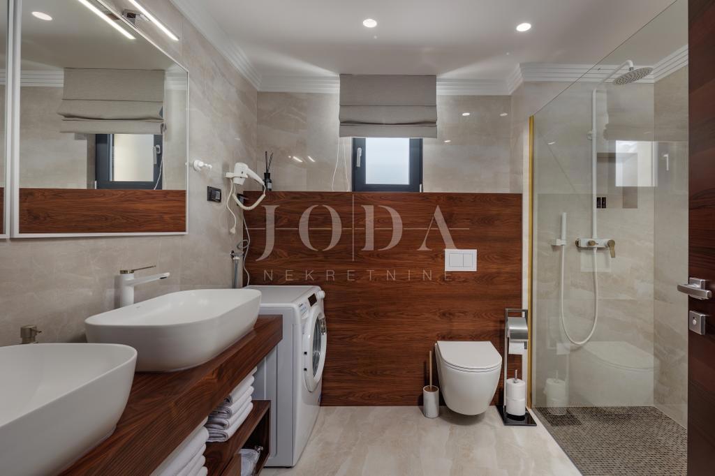 Luxury penthouse with pool and sea view