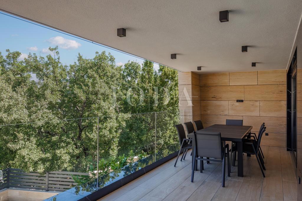 Luxury penthouse with pool and sea view