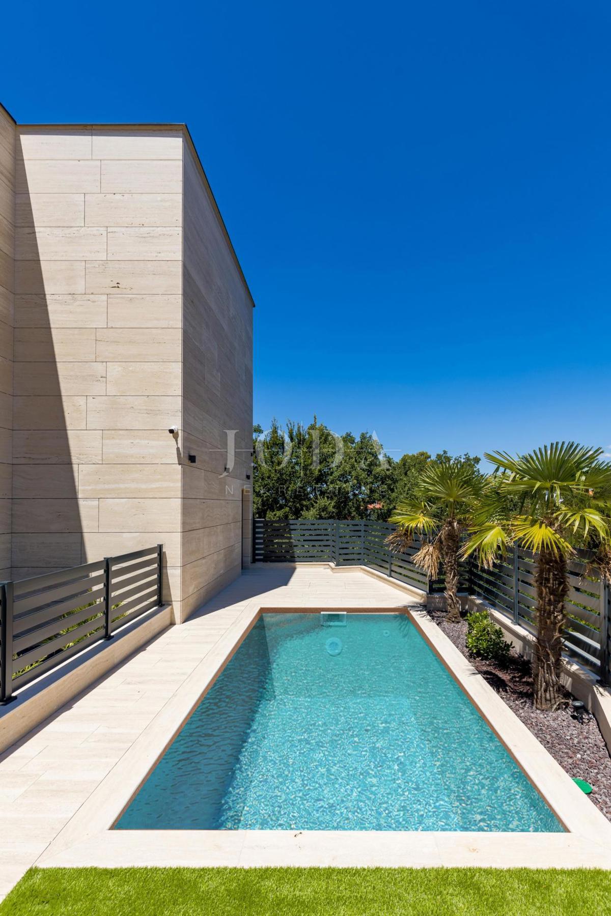 Luxury penthouse with pool and sea view