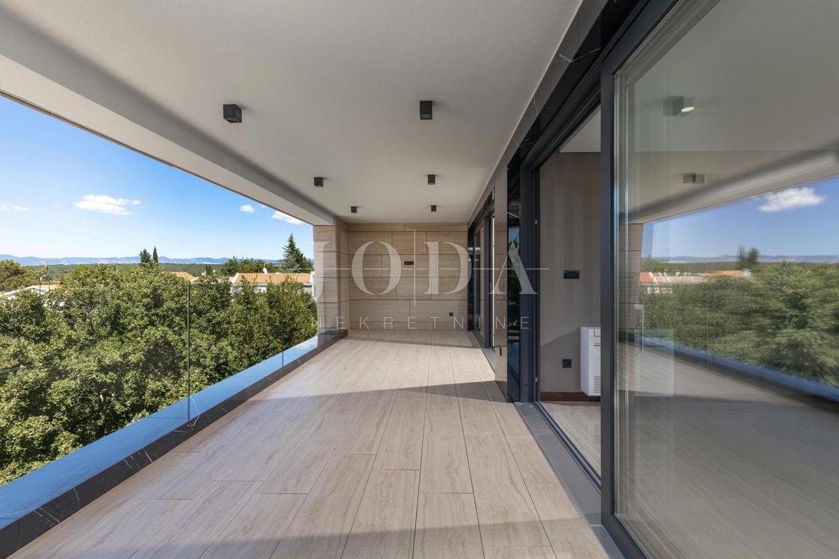 Luxury penthouse with pool and sea view