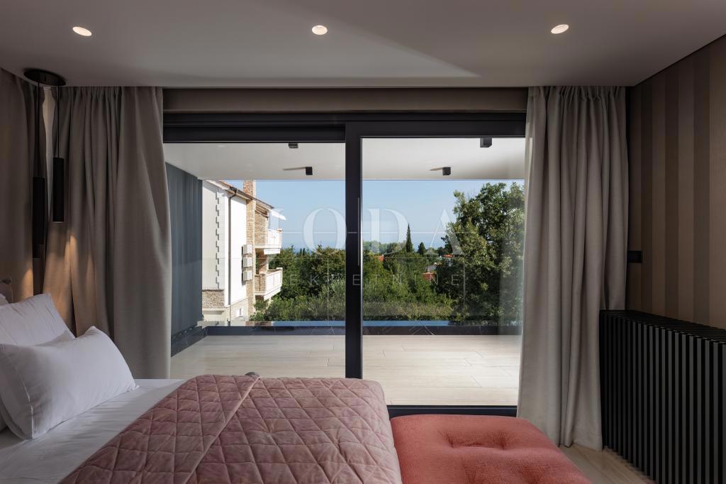 Luxury penthouse with pool and sea view