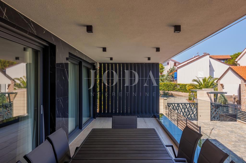 Luxury penthouse with pool and sea view