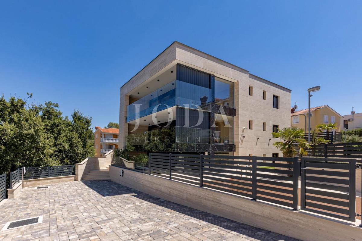 Luxury penthouse with pool and sea view