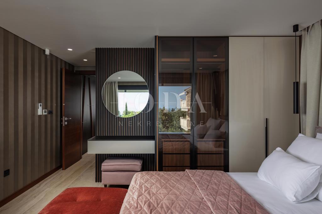 Luxury penthouse with pool and sea view