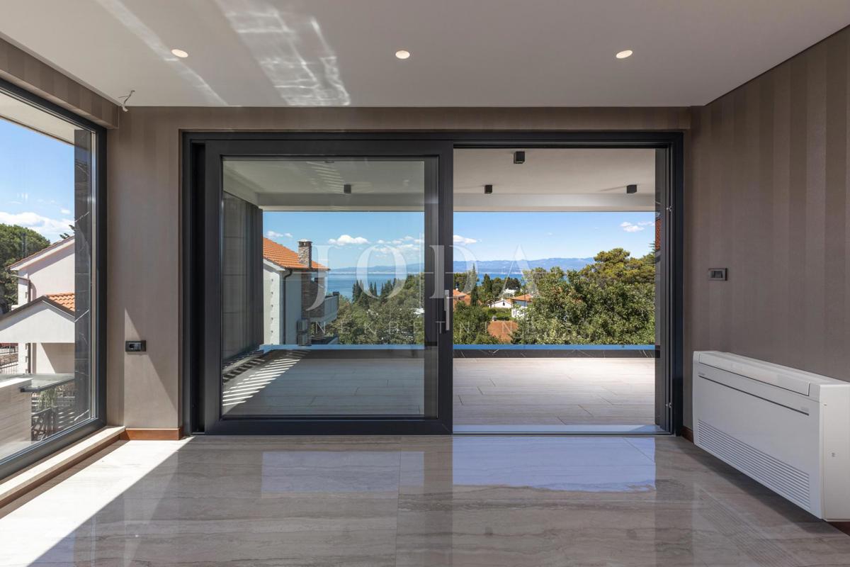 Luxury penthouse with pool and sea view