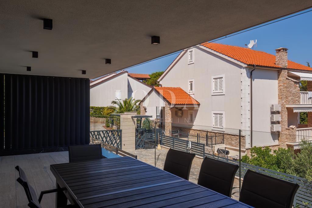 Luxury penthouse with pool and sea view