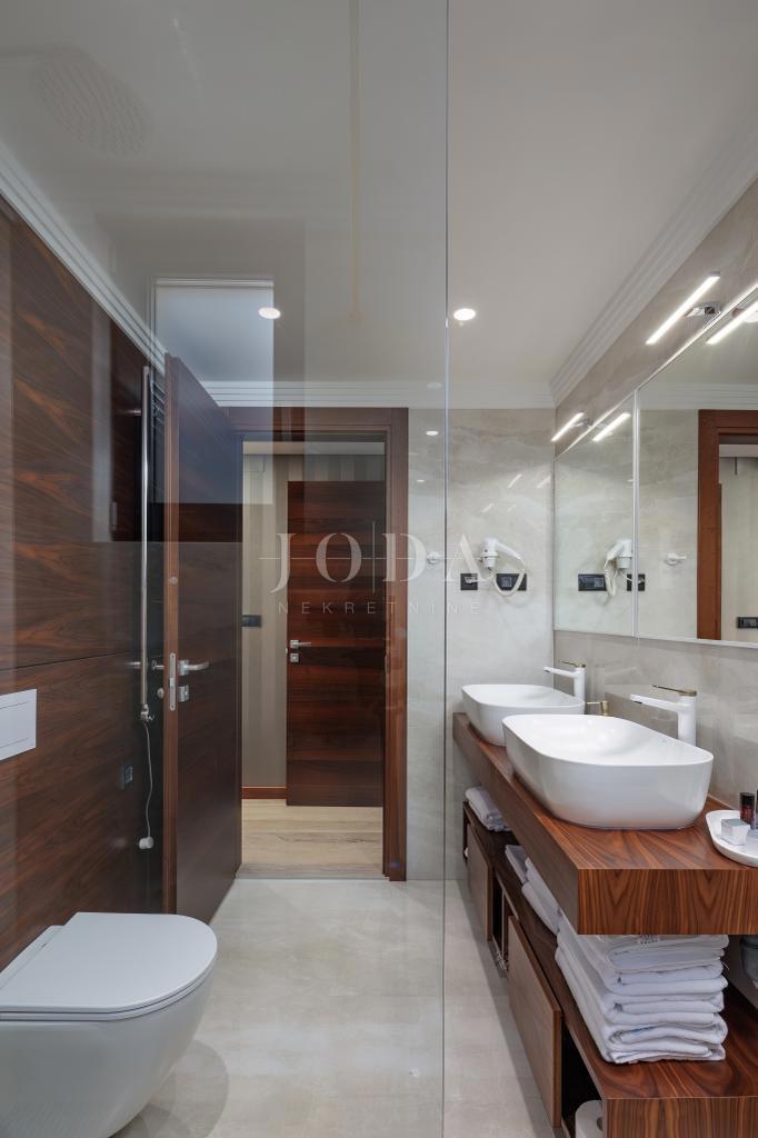 Luxury penthouse with pool and sea view