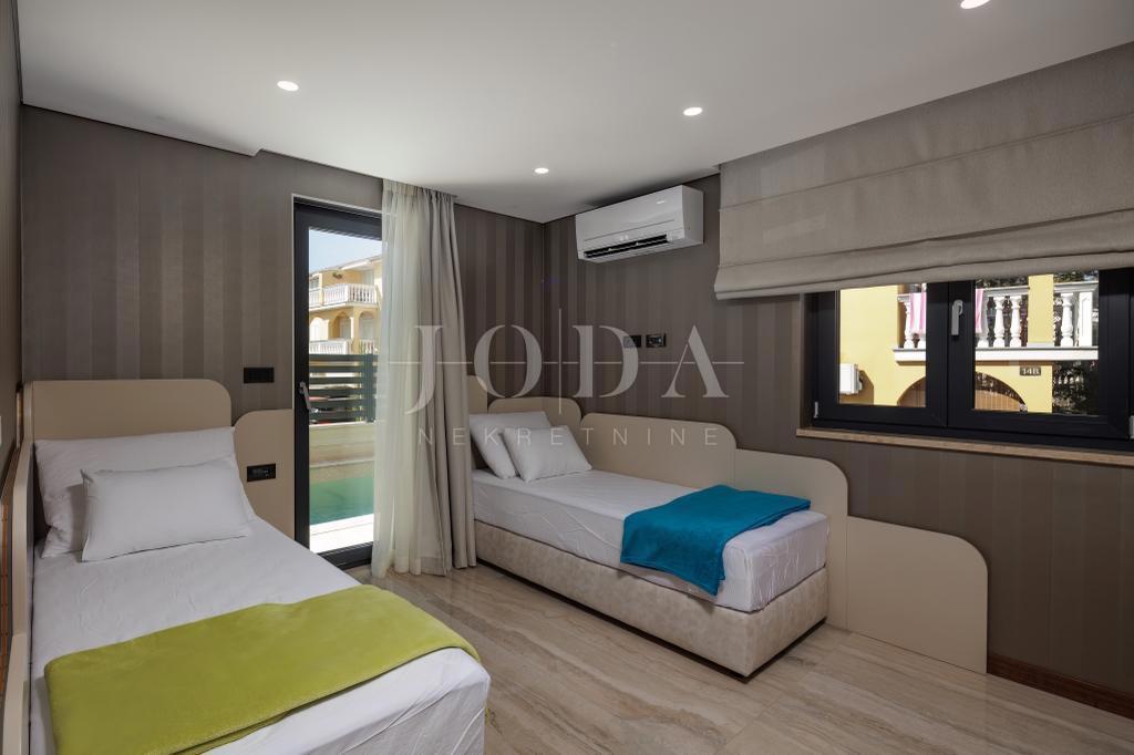 Luxury penthouse with pool and sea view