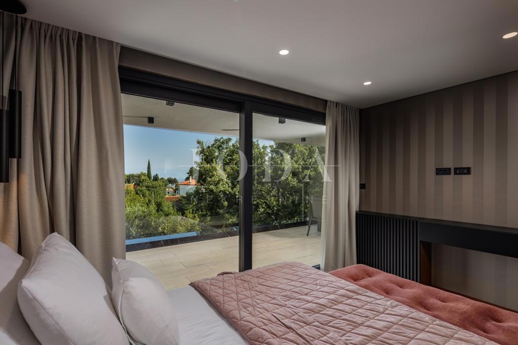 Luxury penthouse with pool and sea view