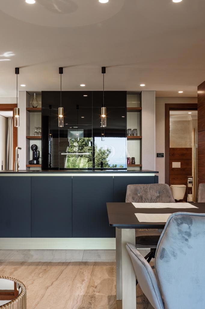 Luxury penthouse with pool and sea view