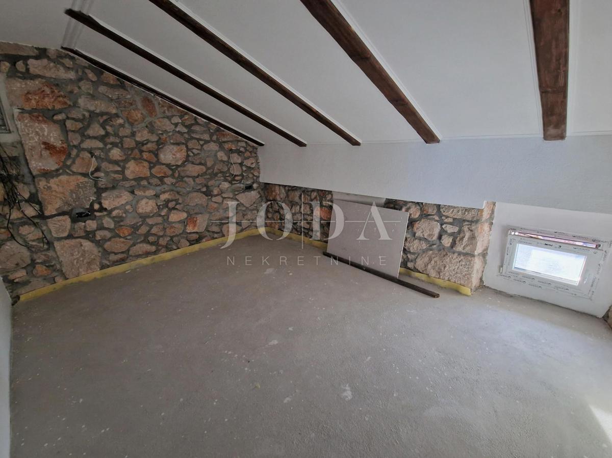 Beautiful semi-detached stone house with a pool, near Dobrinj