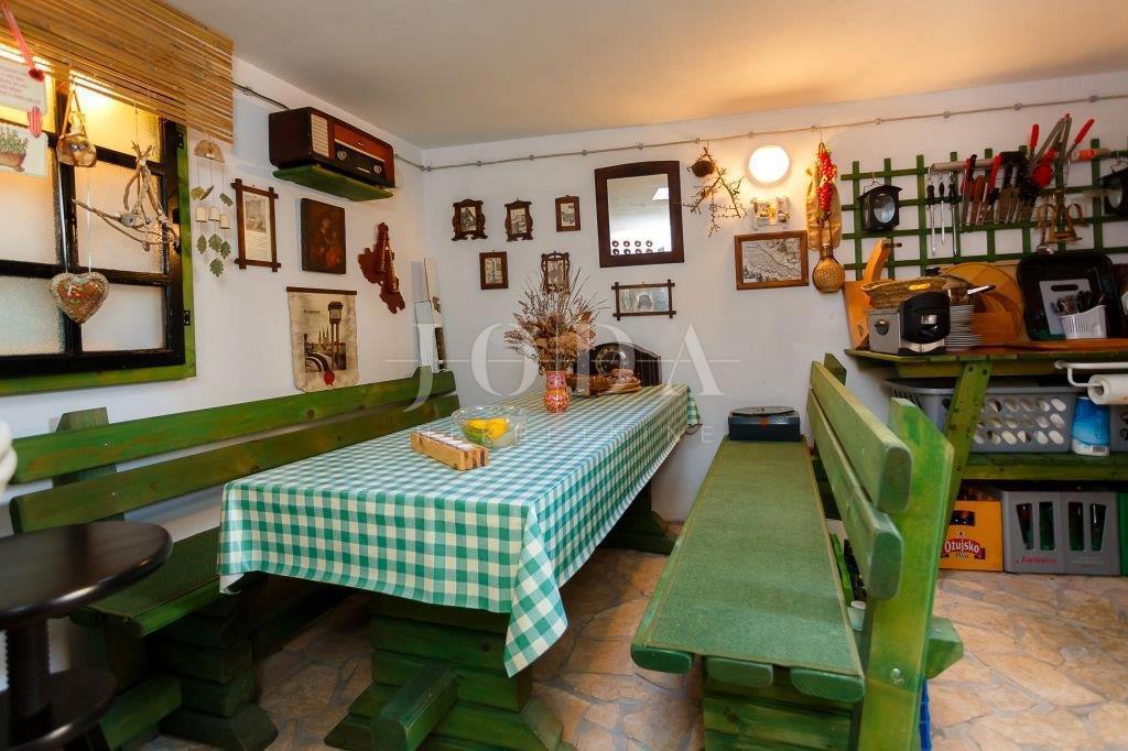 Elegante vecchia casa di pietra decorato 