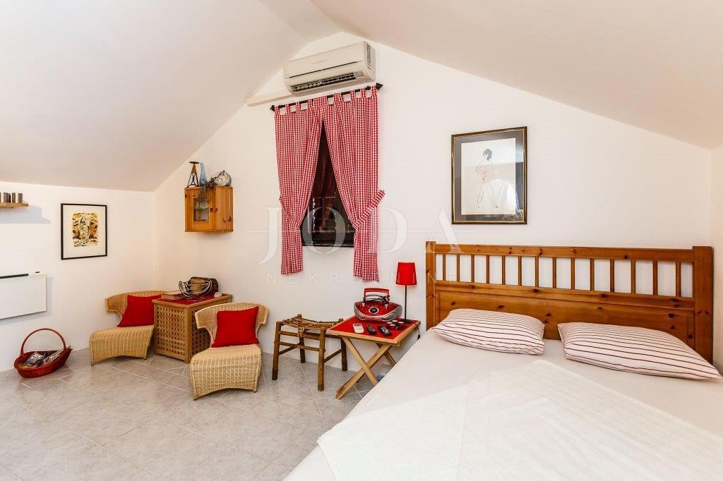 Elegante vecchia casa di pietra decorato 