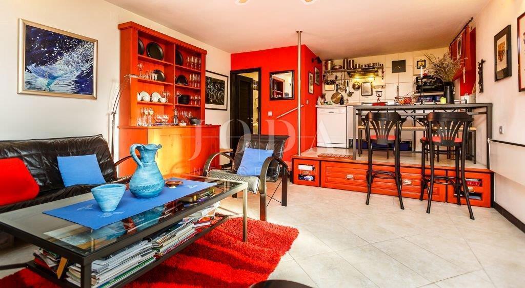 Elegante vecchia casa di pietra decorato 