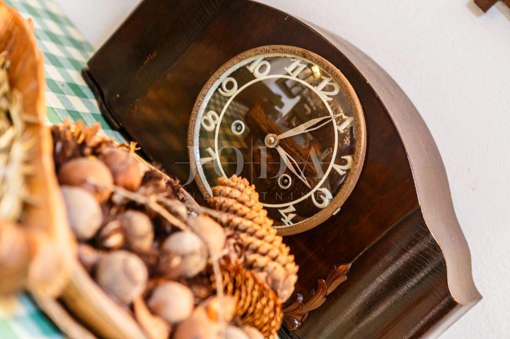 Elegante vecchia casa di pietra decorato 