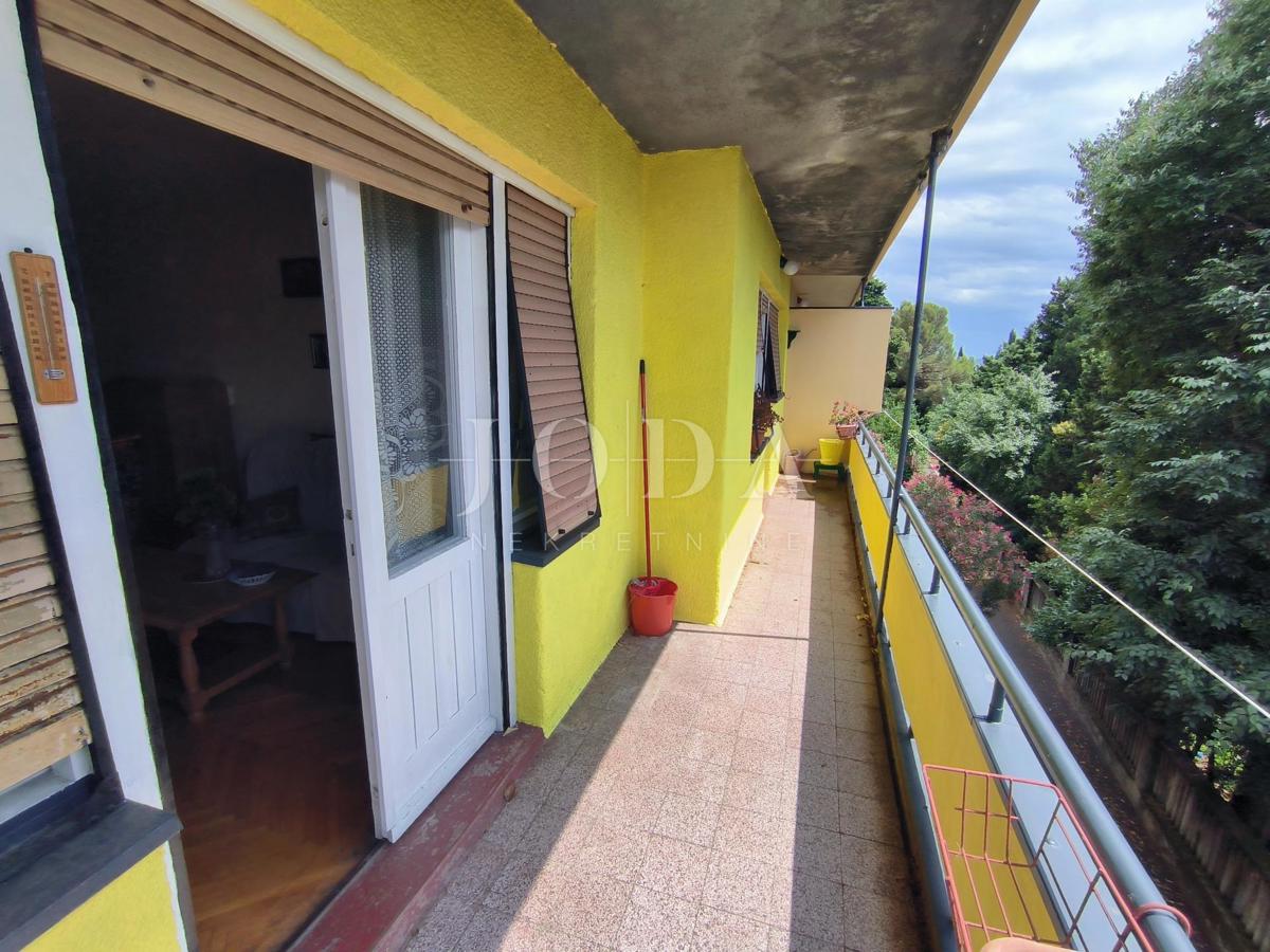 Appartamento a Pećine con ampio balcone