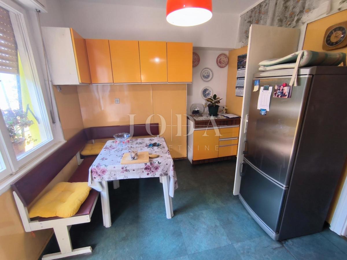 Appartamento a Pećine con ampio balcone