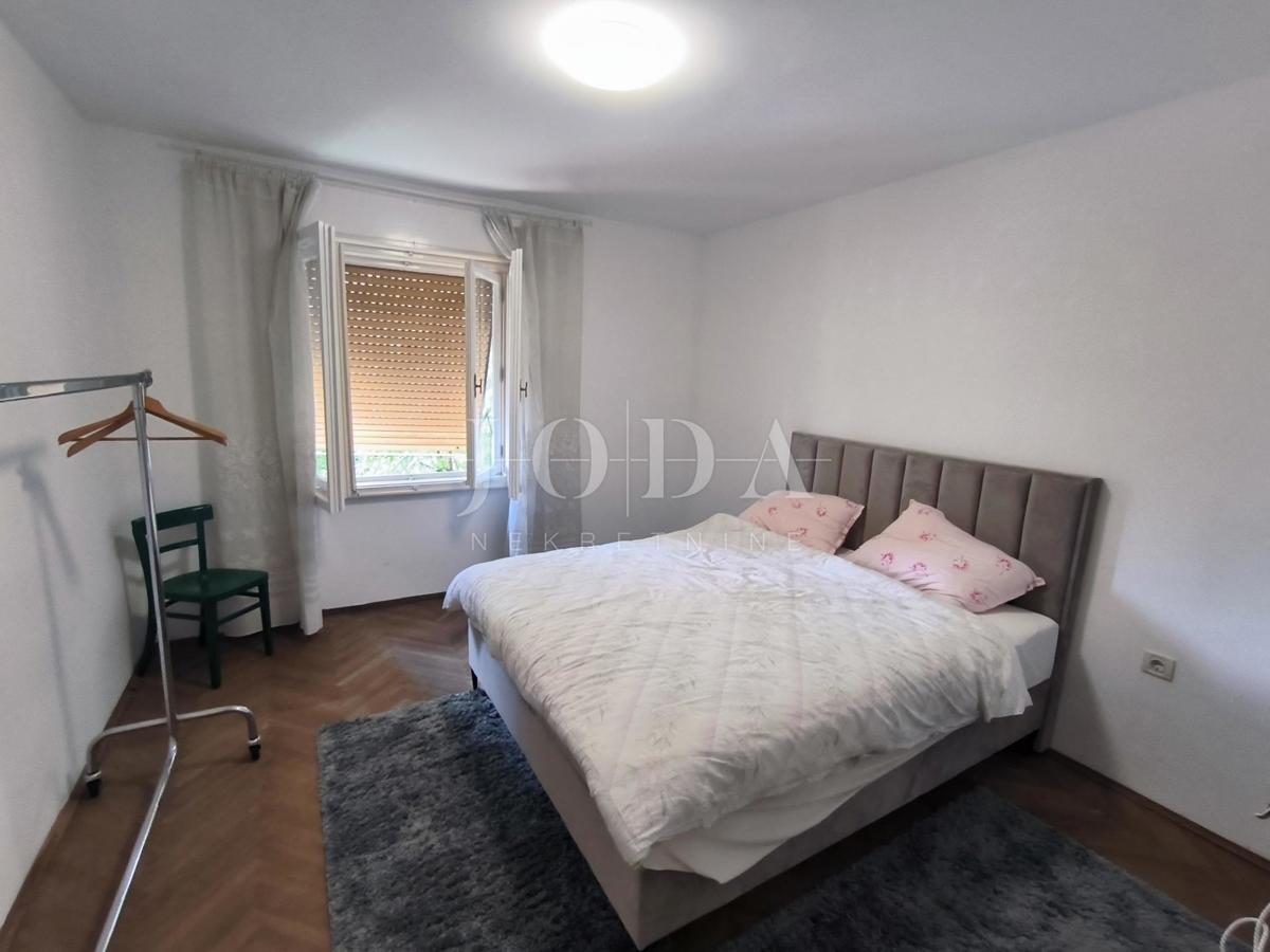 Appartamento a Pećine con ampio balcone