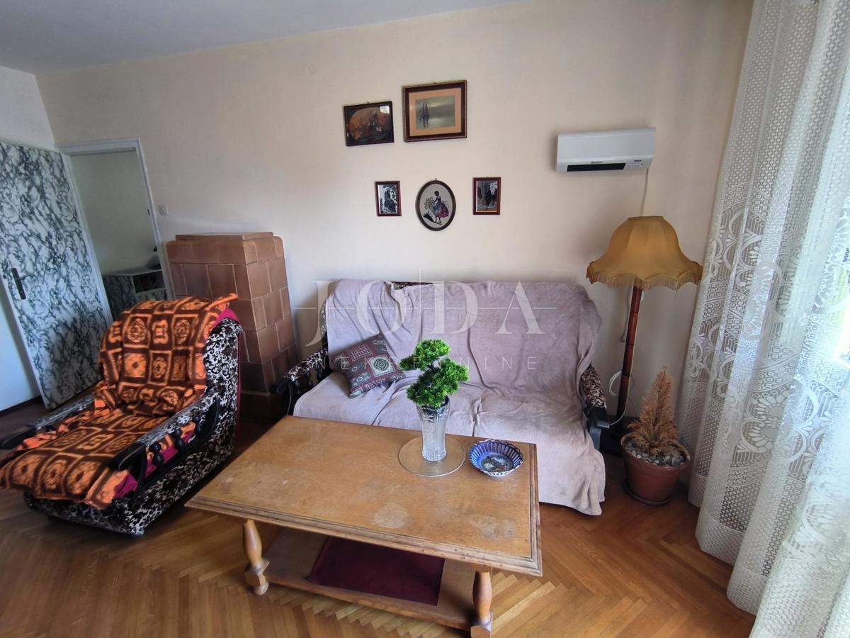 Appartamento a Pećine con ampio balcone