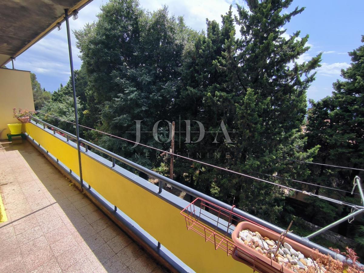 Appartamento a Pećine con ampio balcone