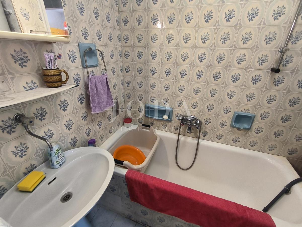 Appartamento a Pećine con ampio balcone