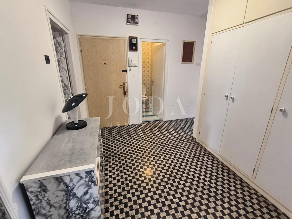 Appartamento a Pećine con ampio balcone