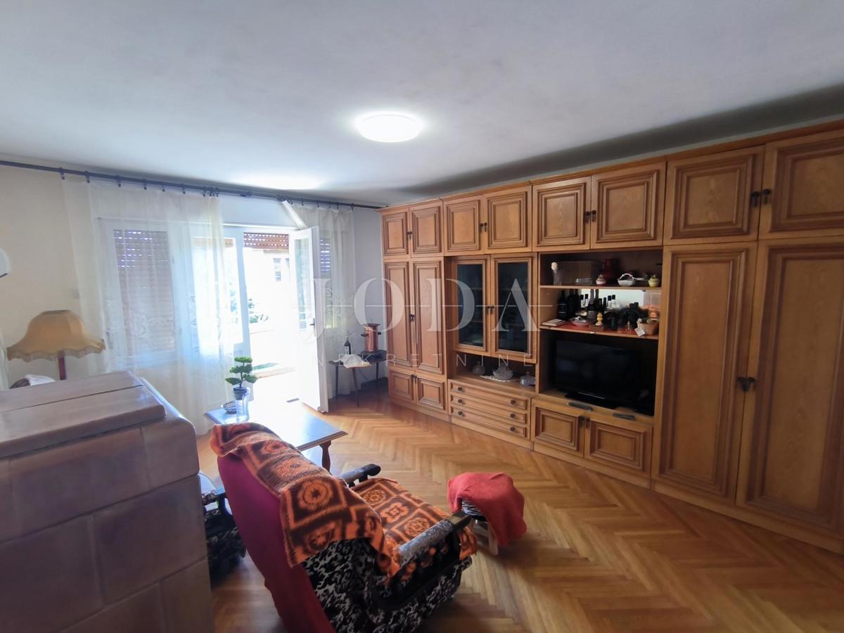 Appartamento a Pećine con ampio balcone