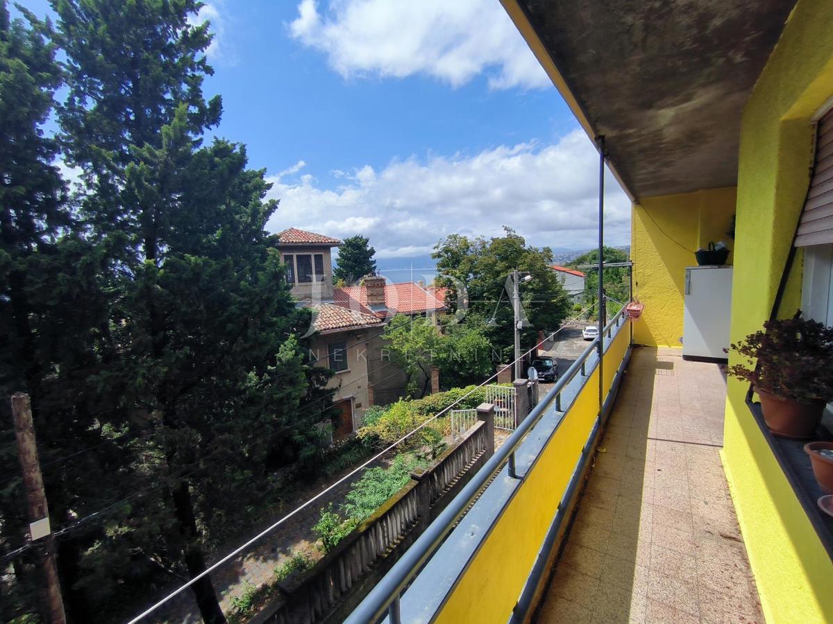 Appartamento a Pećine con ampio balcone