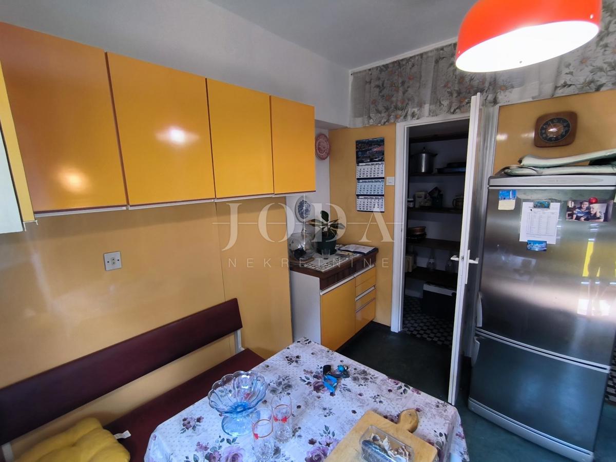 Appartamento a Pećine con ampio balcone