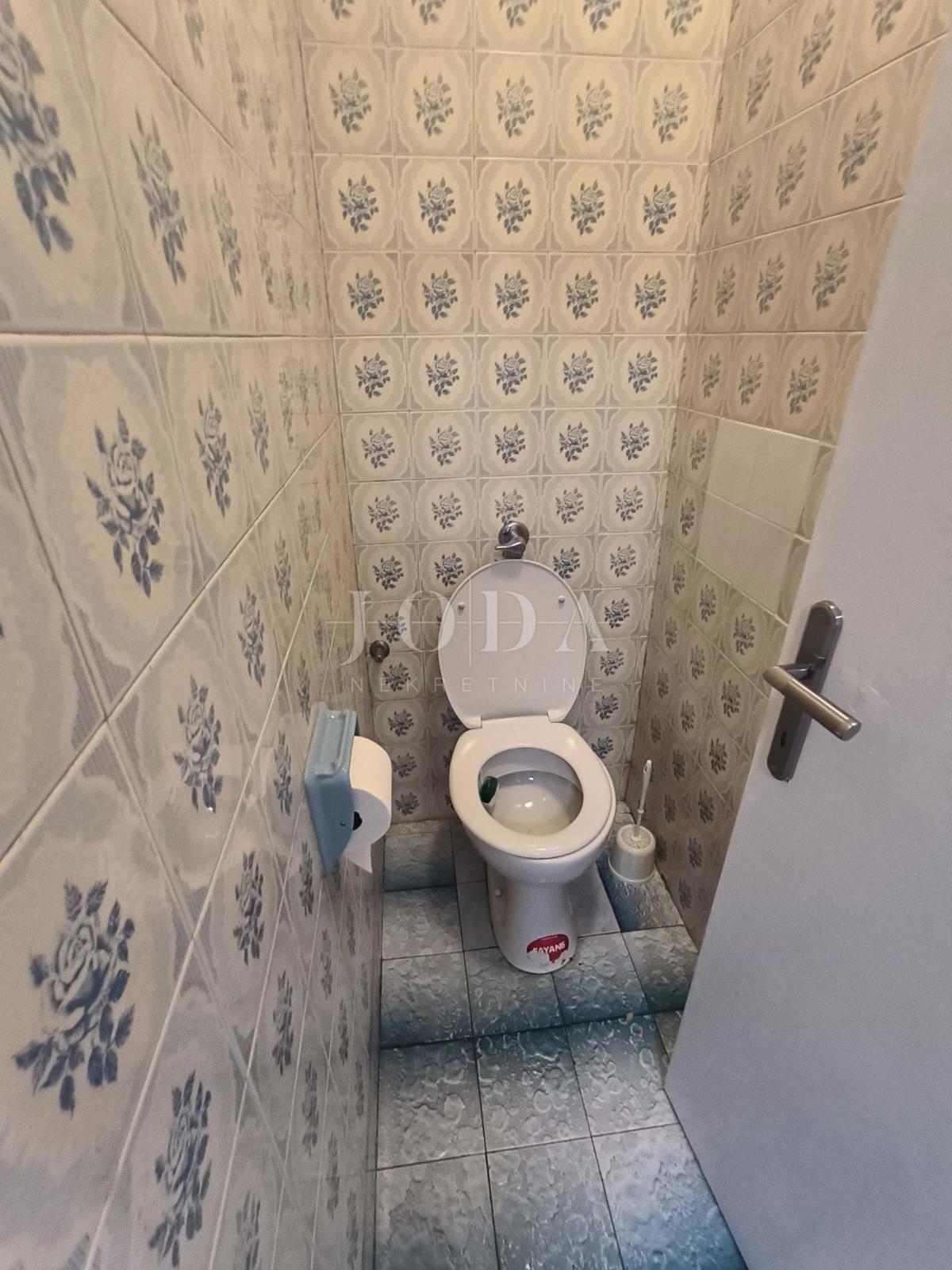 Appartamento a Pećine con ampio balcone