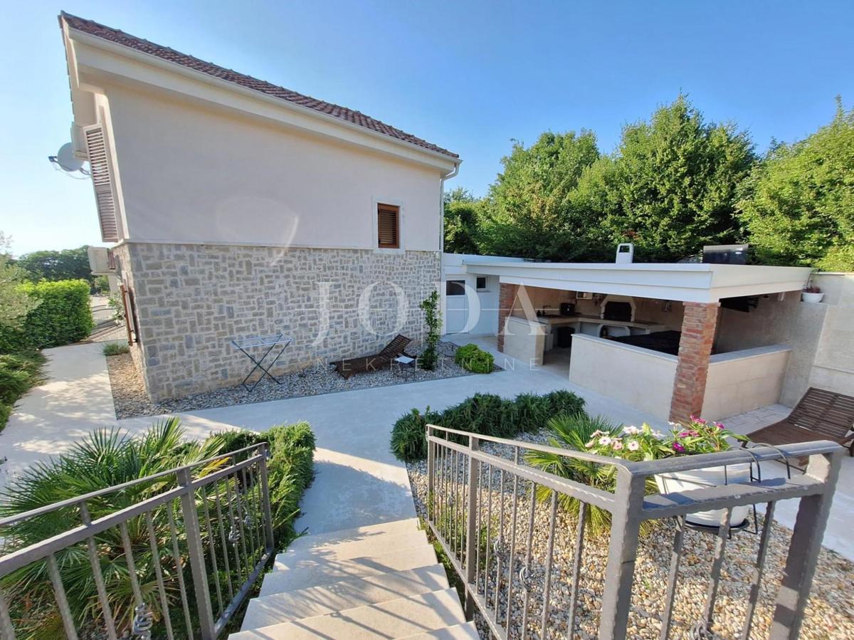 Casa con Piscina in una Zona Tranquilla