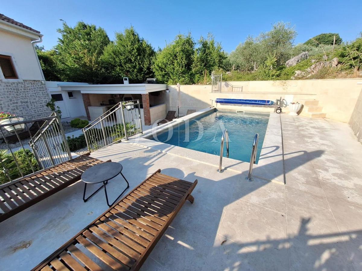 Casa con Piscina in una Zona Tranquilla